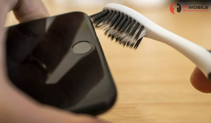 Có thể sử dụng bàn chải đánh răng hoặc tăm bông để vệ sinh loa ngoài sạch sẽ