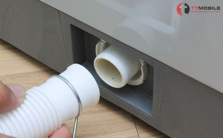 Kiểm tra đường ống cấp nước cho máy giặt khi xuất hiện lỗi E90 máy giặt Electrolux