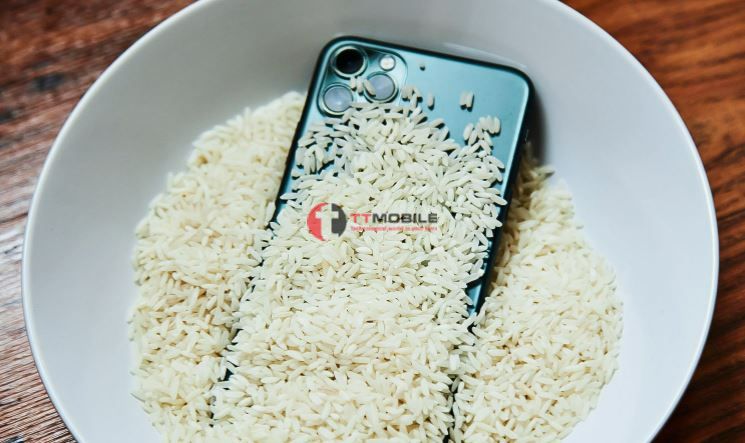 Cho điện thoại vào gạo có phải là cách làm tốt không.