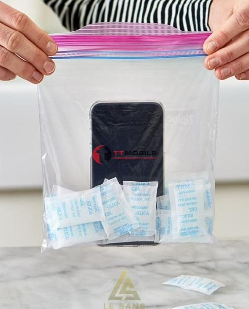 Khắc phục loa điện thoại vào nước bằng cách cho điện thoại vào túi hút ẩm